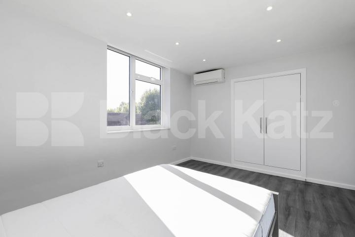 Modern Apartment The Oaks, Queens Park